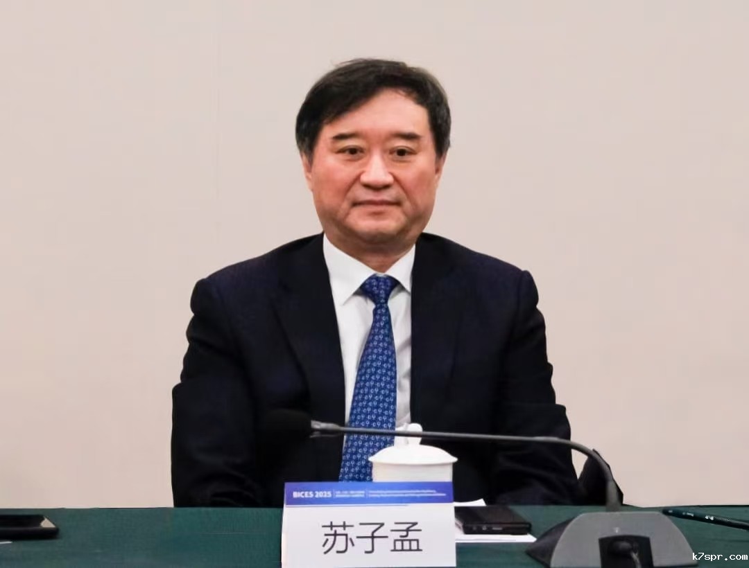 Mr. Su Zimeng, President of China Construction Machinery Association (CCMA) delivered a keynote speech titled "Review of China Construction Machinery 